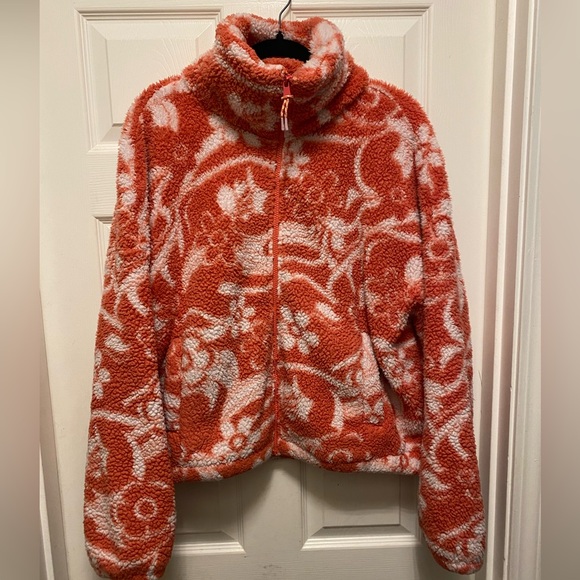 American Eagle sherpa zip up sweater. Size Medium.  
Fits M/L - Picture 4 of 10